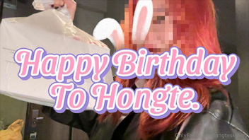 แฮปปีเบิร์ธเดย์น้องฮ่องเต้ด้วยหีชมพู Hongteskykub คลิปโป๊ไทยเด็ดๆ แฟนสาวมาถวายหีฉลองวันเกิดถึงห้อง จัดไปด้วยควยผูกโบว์ท่าด็อกกี้ เตียงไม่ต้องเย็ดบนโซฟากับค่ำคื่นสุดเร่าร้อน