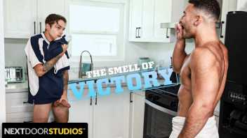 Next Door Studios หนังเอ็กซ์เกย์ Jayden Marcos & Ozzy Dean เพื่อนกุรักมืงหว่ะ ! เตะบอลเสร็จแรงเหลือมายิงเย็ดประตูหลังทำแต้มต่อ ได้จังหวะพ่อแม่ไม่อยู่เย็ดในห้องครัวซะเลย ชายเย็ดชายคือยอดชายไอ้เพื่อนรัก