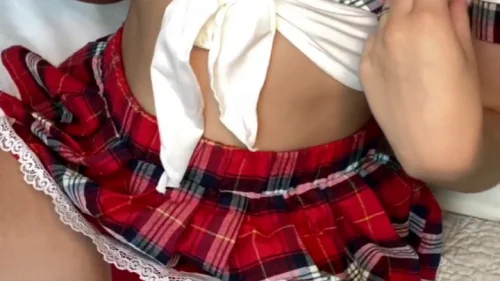 คลิปหลุด Onlyfans scarlettnior นักเรียนสาวฝรั่งผมทอง นั่งตั้งกล้องบนเตียงใส่ชุดนักเรียน ใช้ดิลโด้แทงหีช่วยตัวเอง ครางเสียวน้ำเงี่ยนเยิ้มไหลเยอะ หีแฉะร้องไห้ด้วยความฟินจนตัวโยก