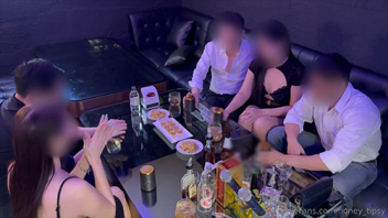 Honeytipsy เลานจ์ดังย่านรามอินทรา น้องฮันนี่และเพื่อนกำลังร่วมวงกันสวิงกิ้ง โดนตอกหีคาห้องวีกับแก๊งสีเทา เอากันตอนเมาคาโต๊ะพูล เย็ดยับแลก 50 ดื่ม