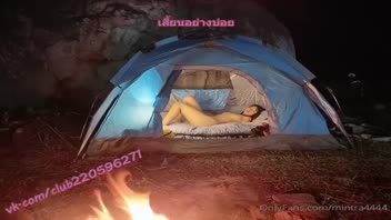 Onlyfans Mintra4444 คลิปโป๊ไม่มีโฆษณาXxxน้องมินตรา ทำกิจกรรมเย็ดรอบกองไฟกับพี่เทพ ใส่กันในเต็นท์ไฟที่ร้อนแรง ยังสู้ลีลาสเต็ปเอวร่อนหีไม่ได้